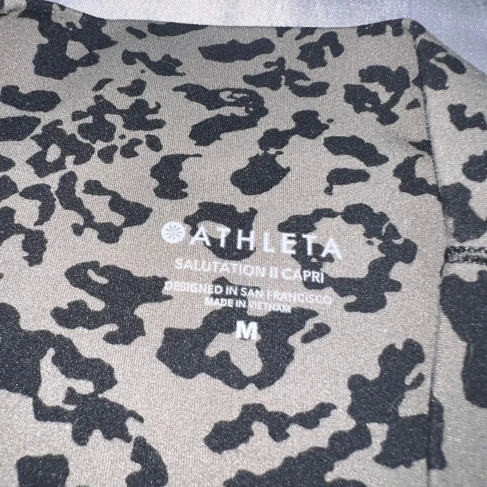 Athleta Salutation II Capri Leggings Olive Green Leopard Print Pockets Womens M